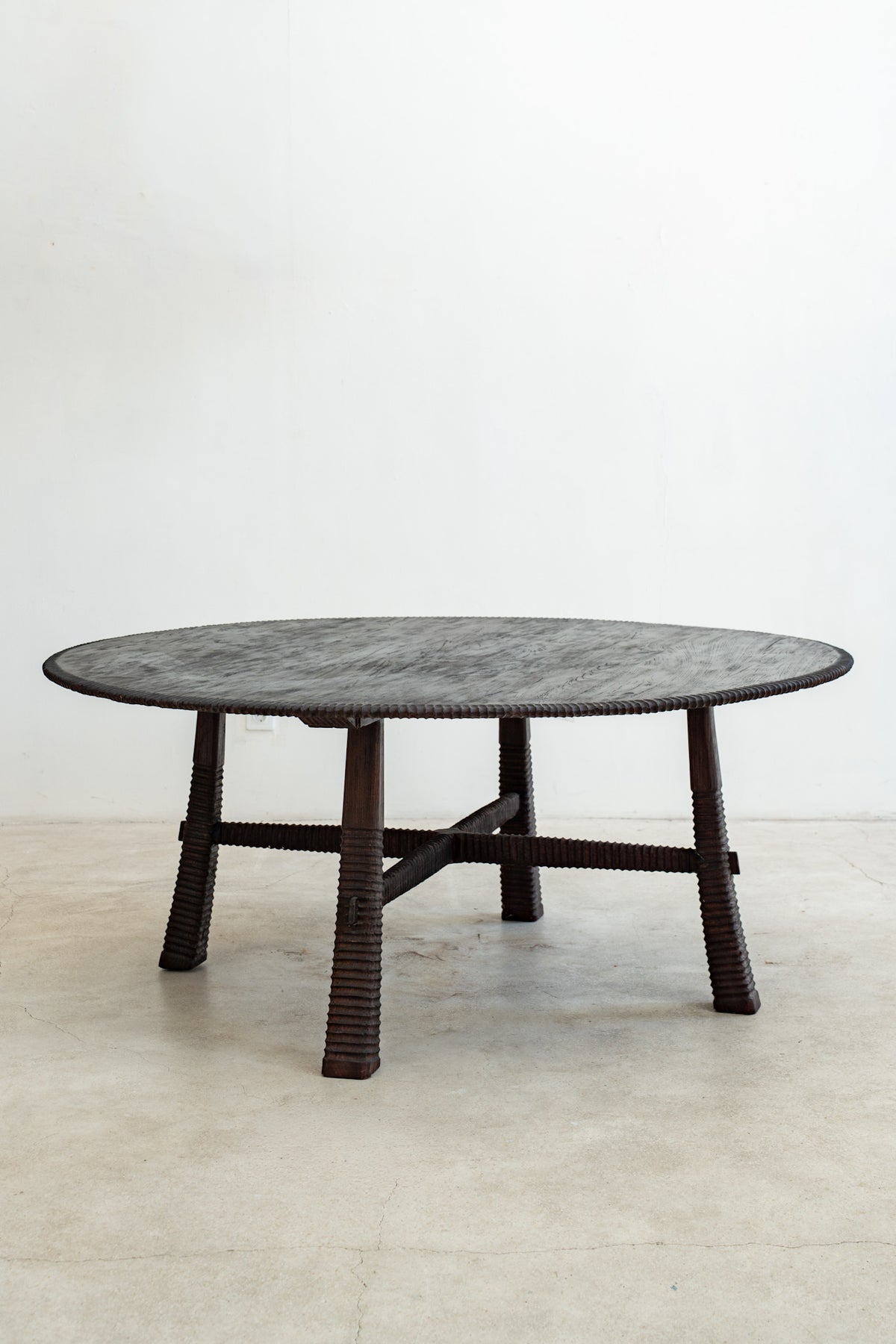 ROUND MAUI DINING TABLE
