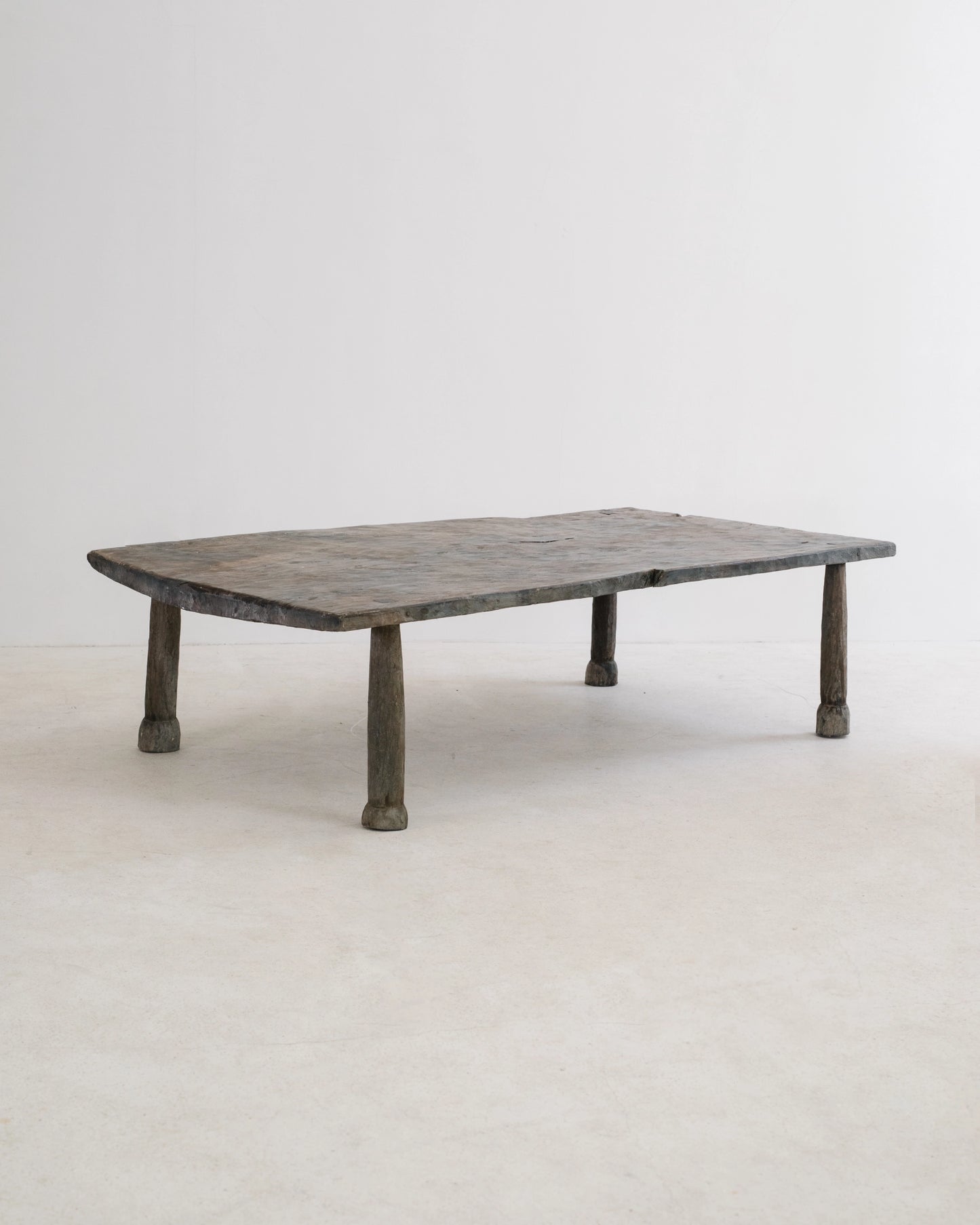 PRIMITIF ROUND LEG TABLE