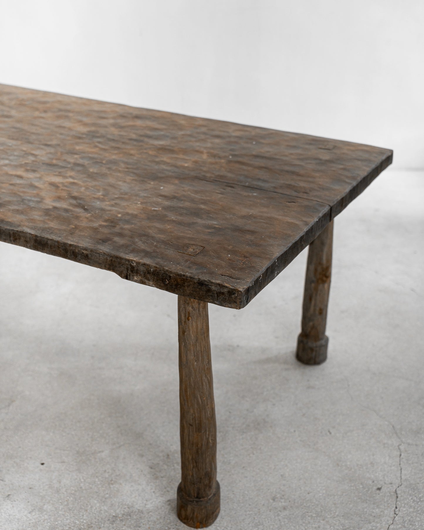 PRIMITIF ROUND LEG TABLE