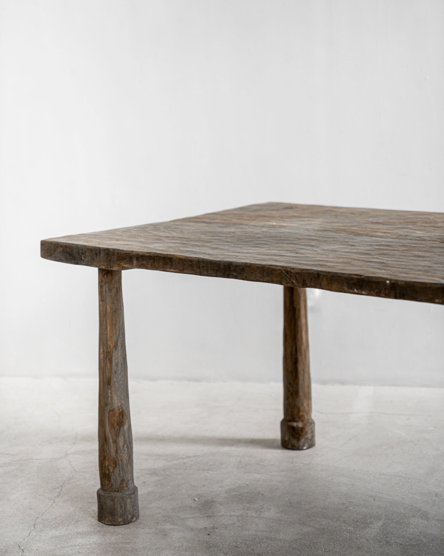 PRIMITIF ROUND LEG TABLE